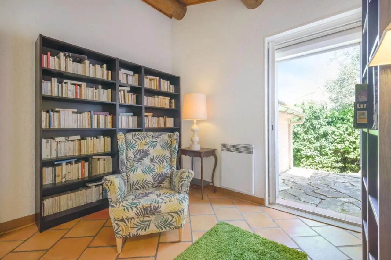 Large Villa With Swimming Pool And Terraces ヴィルヌーヴ・レ・ザヴィニョン 別荘